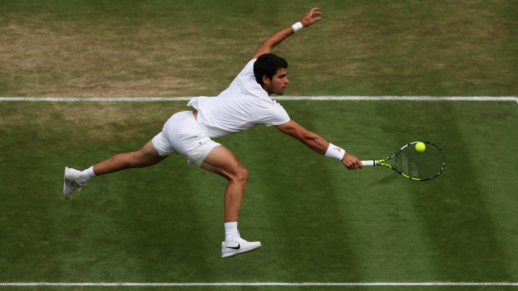 Carlos Alcaraz, durante un partido en Wimbledon 2023. (Getty)