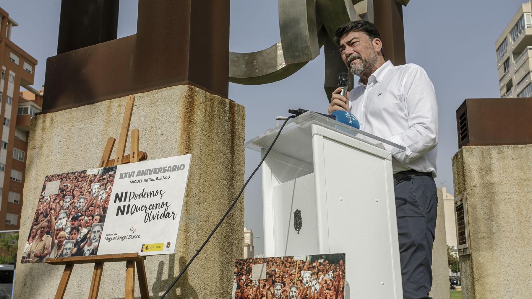 El alcalde de Alicante Luis Barcala durante su alocución en el homenaje a Miguel Ángel Blanco y a todas las víctimas del terrorismo.