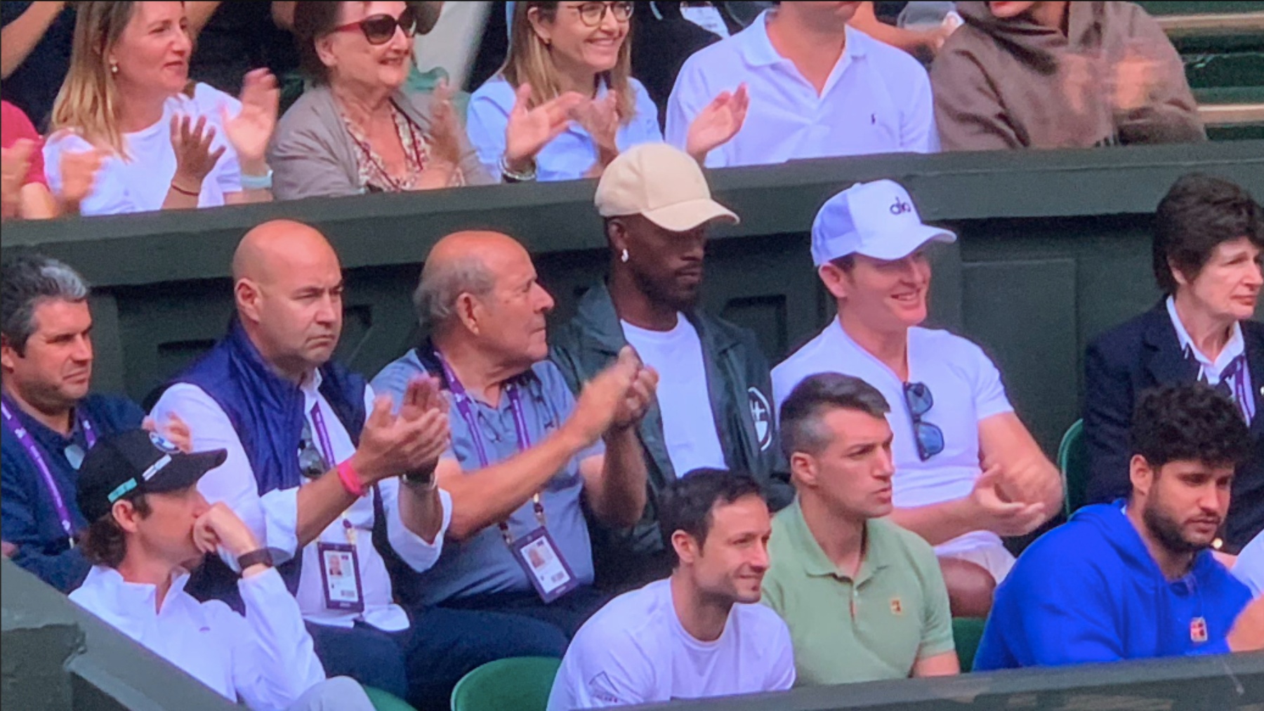 Jimmy Butler junto a los allegados de Carlos Alcaraz en la pista central de Wimbledon.