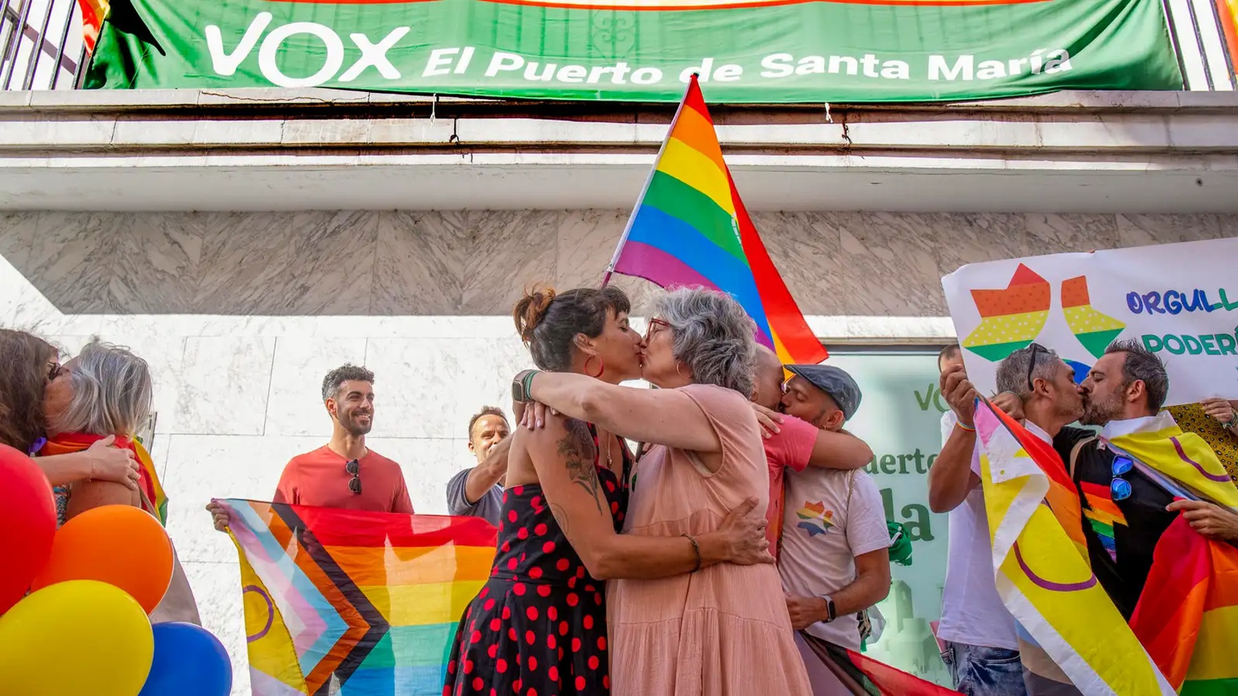 Las candidatas de Adelante Andalucía Teresa Rodríguez y Pilar González se besan ante la sede de Vox en El Puerto (EFE).