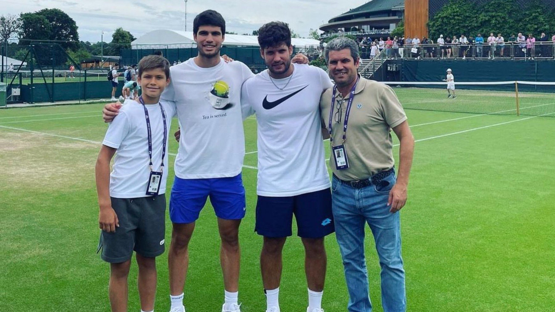 Carlos Alcaraz, con dos de sus hermanos y su padre. (Instagram)