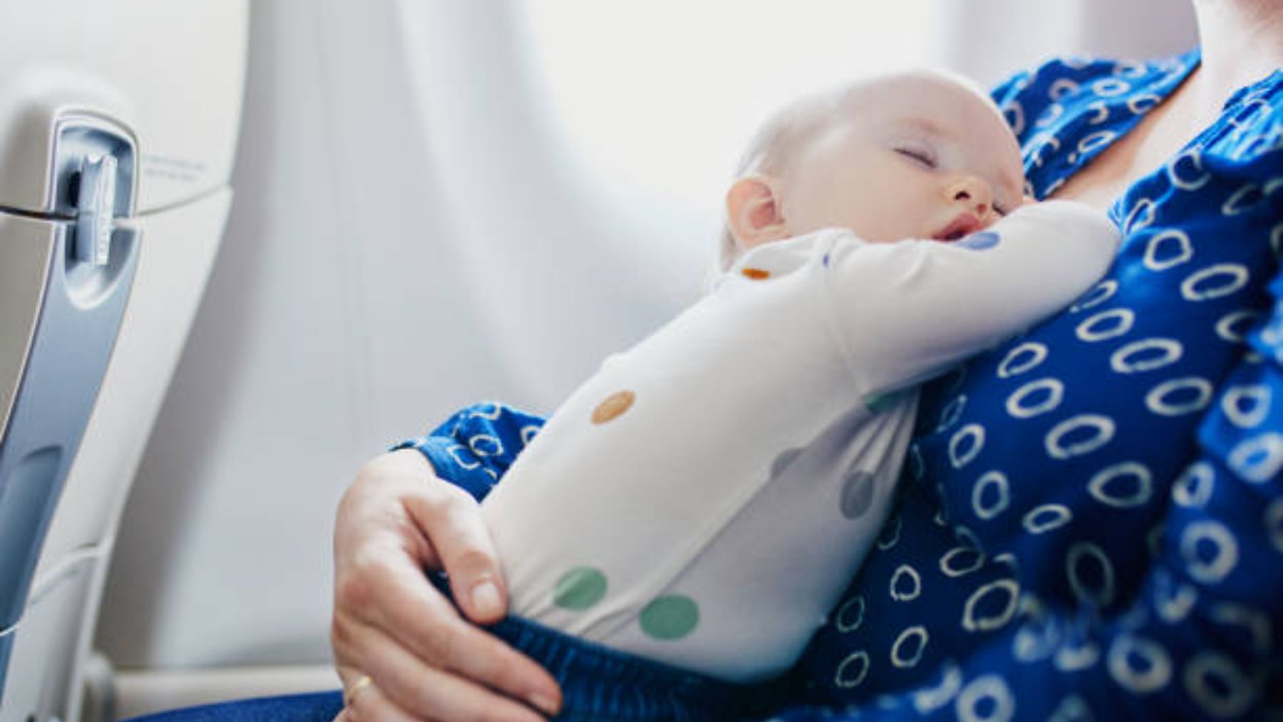 Descubre los mejores consejos para viajara por primera vez con el bebé en avión