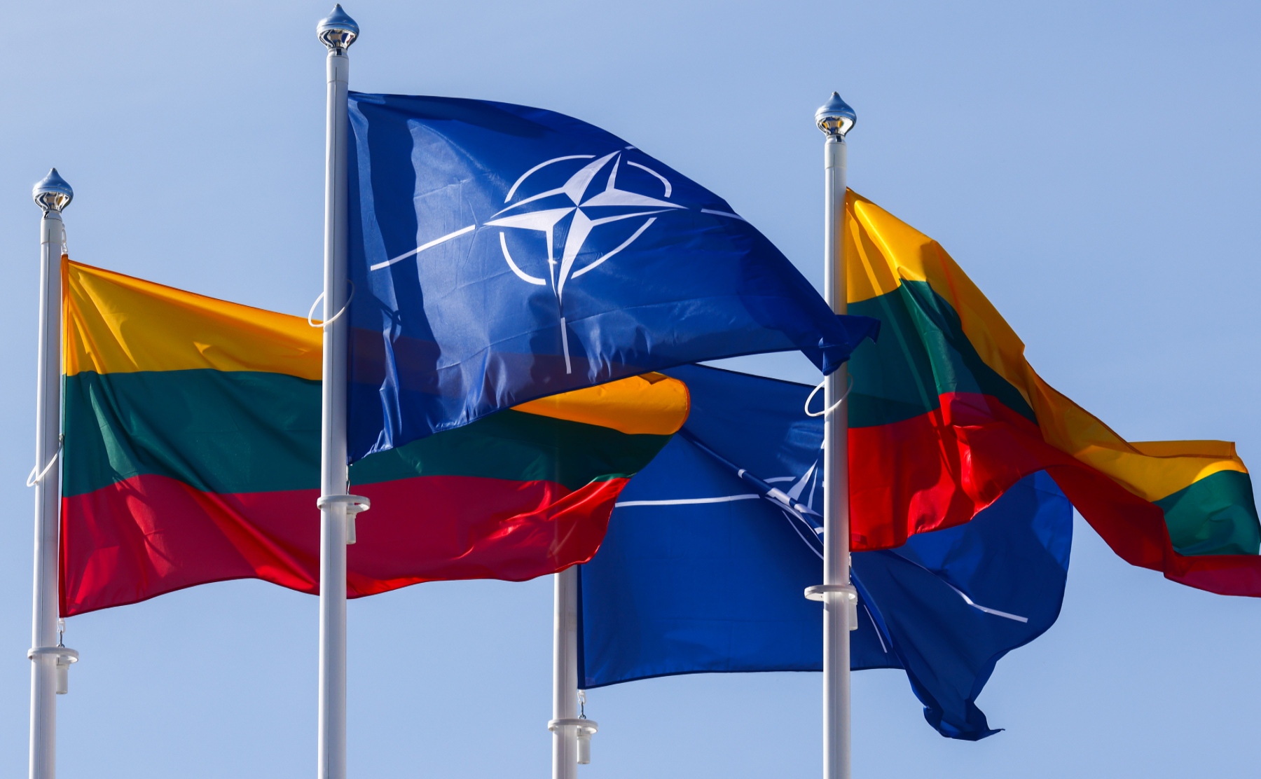 Banderas de la OTAN y de Lituania, en la cumbre de Vilna.