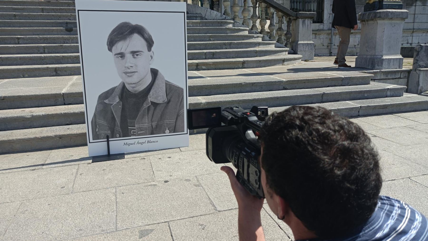 Un cámara de televisión graba un cartel con la fotografía de Miguel Ángel Blanco en una concentración de homenaje a su persona y otras víctimas celebrado en Bilbao. (Europa Press)