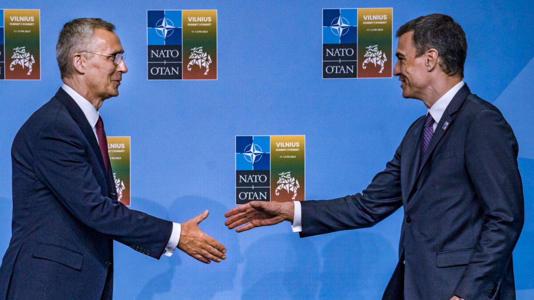 Pedro Sánchez saluda a Jens Stolenberg en la cumbre de la OTAN. Foto: EP