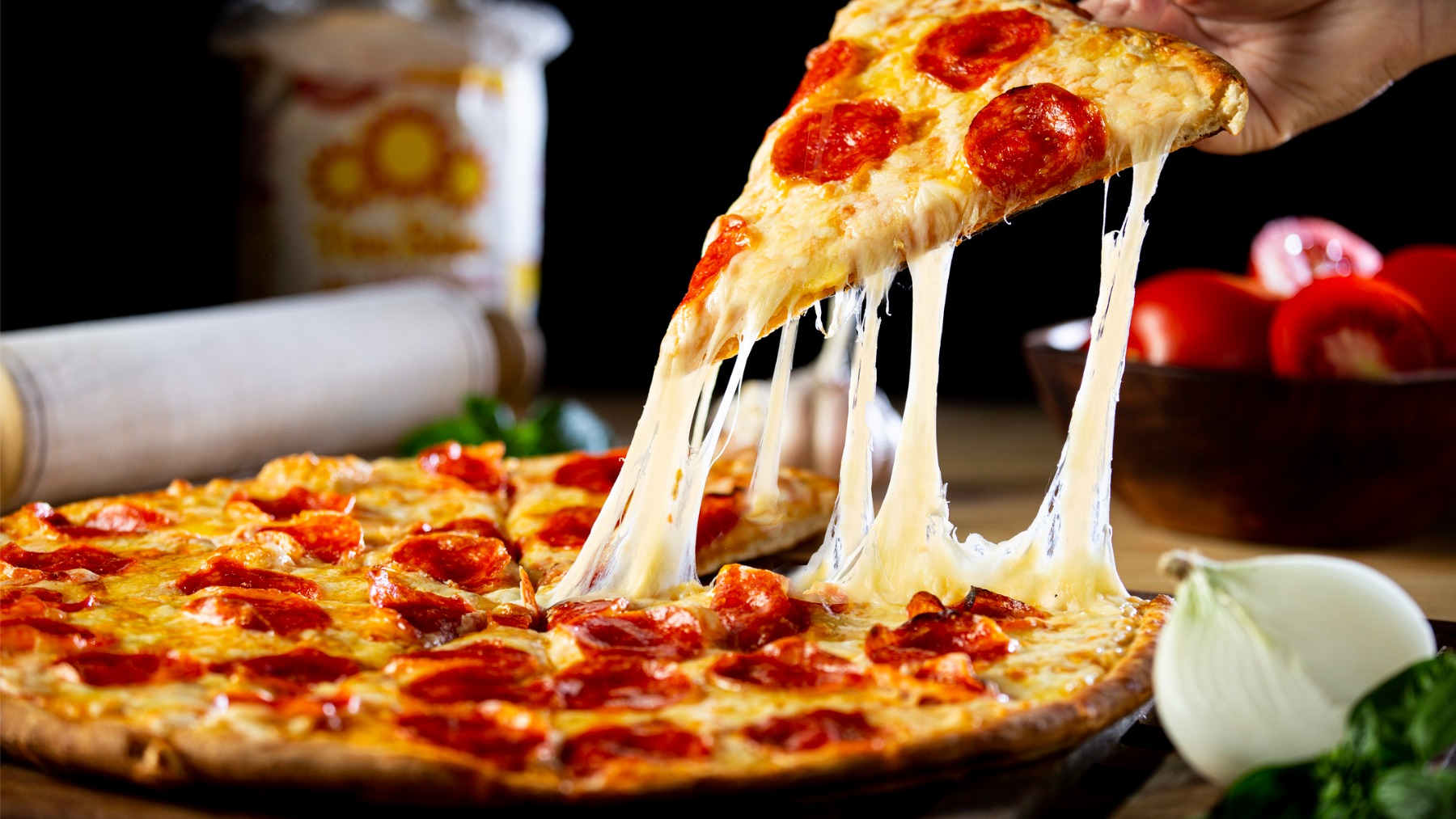 Понравилась пицца. Кусок пиццы с сыром. Пицца пепперони с тянущимся сыром. Пицца тянется сыр. Сыр для пиццы.