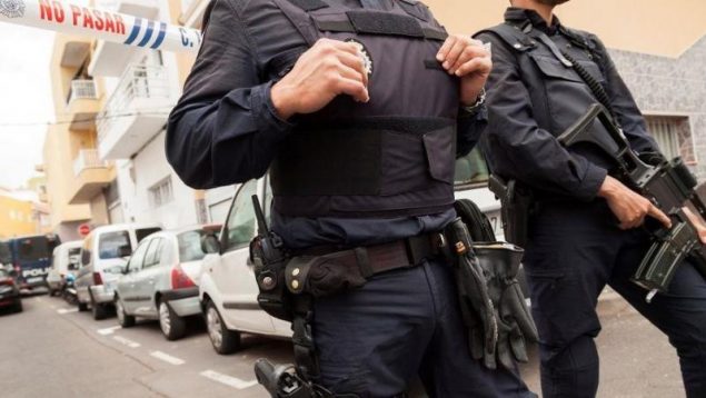 Dos policías con chalecos antibalas.