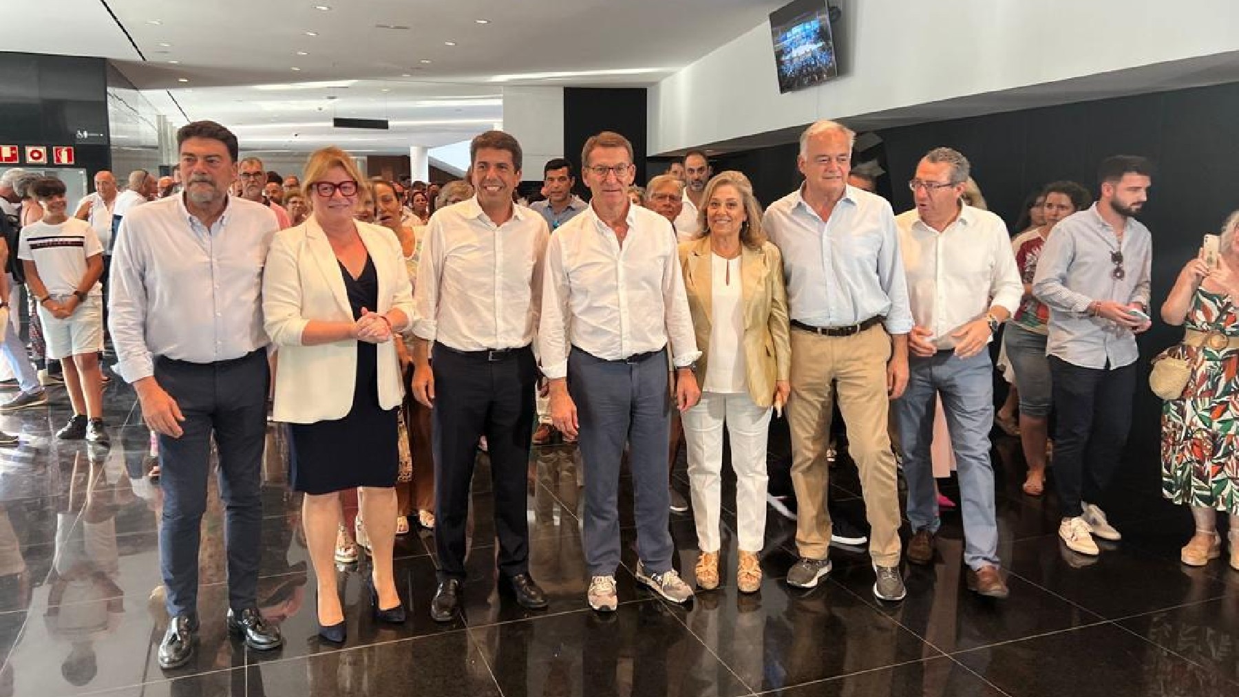 Aberto Núñez Feijóo con Carlos Mazón y candidatos del PP en la Comunidad Valenciana, este miércoles, en Alicante.