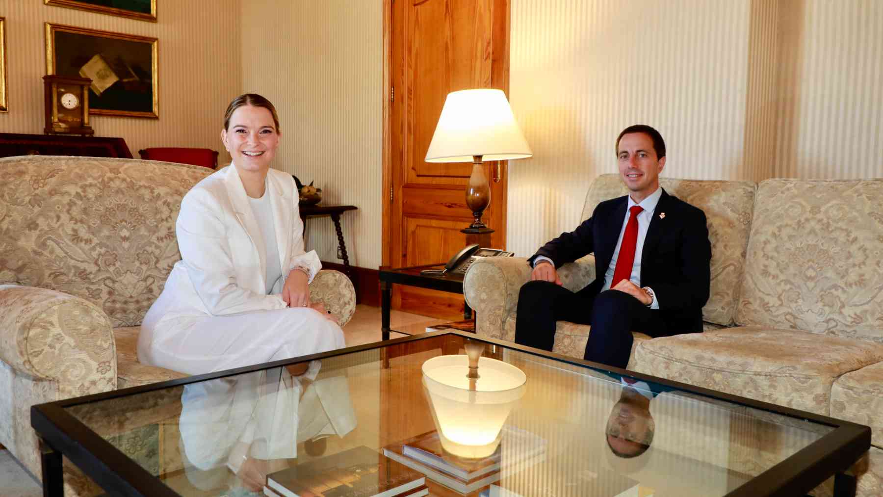La presidenta del Govern balear. Marga Prohens, con el presidente del Consell de Mallorca, Llorenç Galmés.
