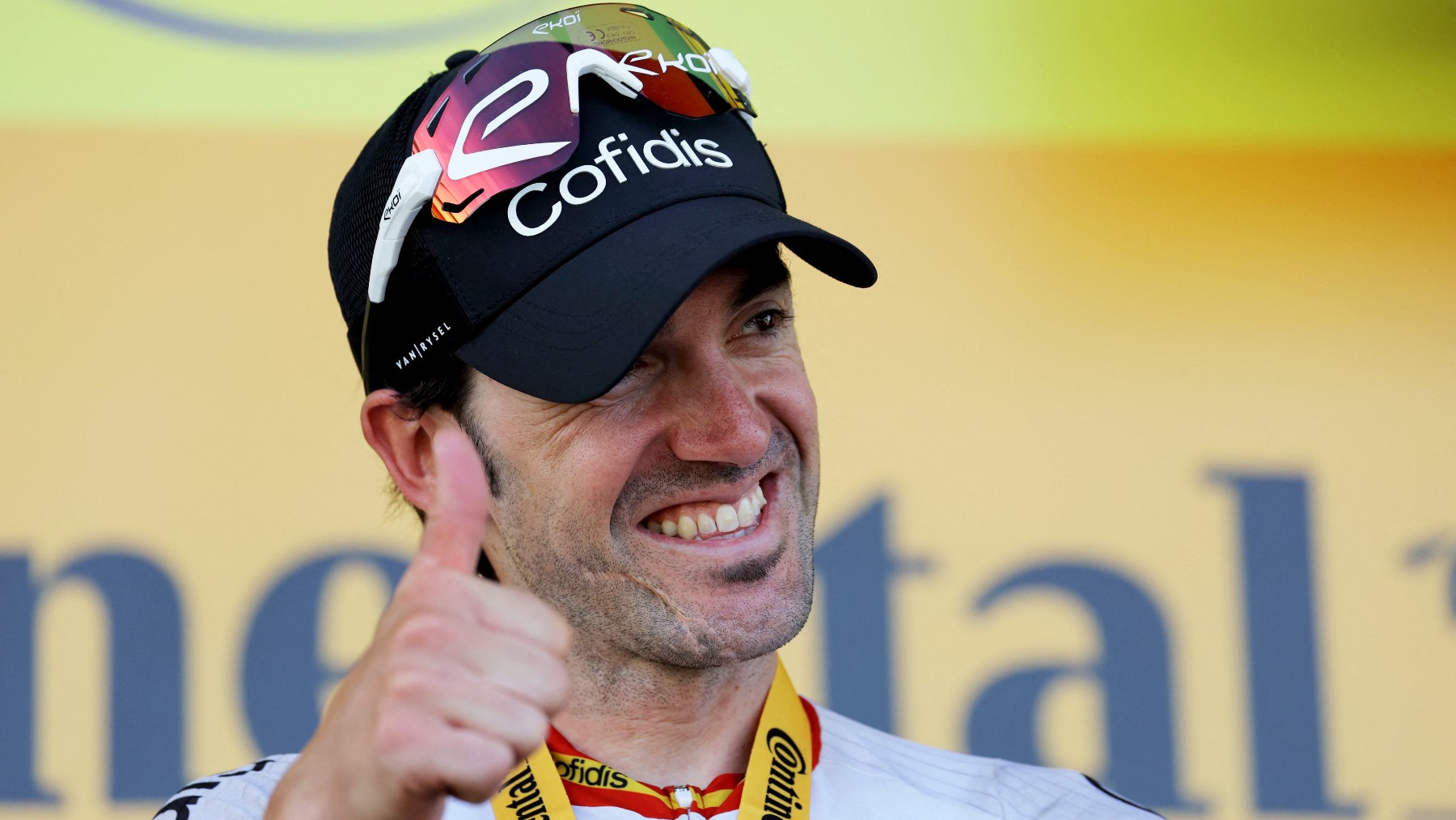 Ion Izagirre, en el podio del Tour de Francia. (AFP)