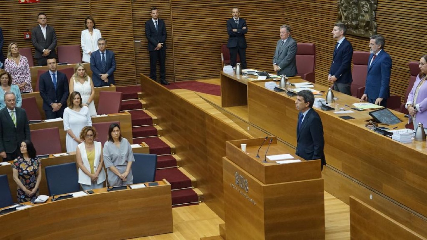 Carlos Mazón, en la tribuna de oradores, durante el minuto de silencio en memoria de Miguel Ángel Blanco y las víctimas del terrorismo.