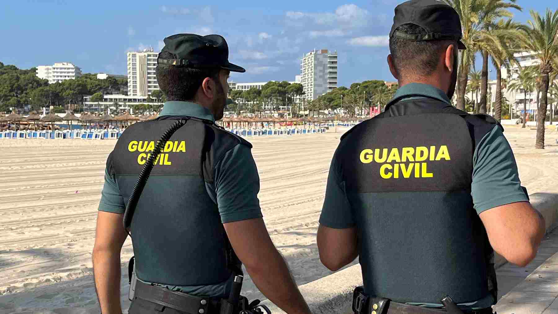 Dos agentes de la Guardia Civil en una playa de Mallorca. GUARDIA CIVIL