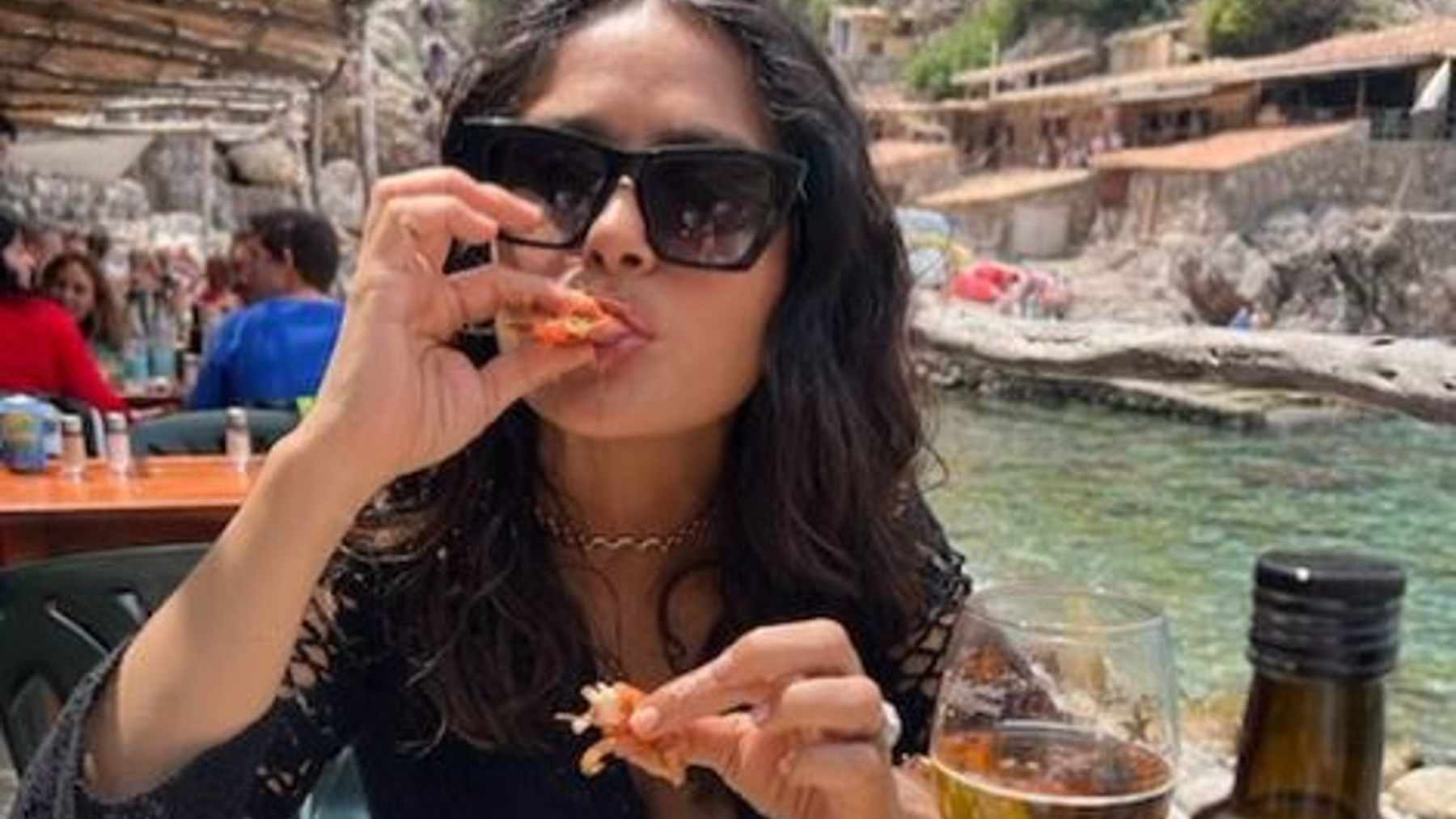 La actriz mexicana Salma Hayek, comiendo gambas en Cala Deià. @SALMAHAYEK