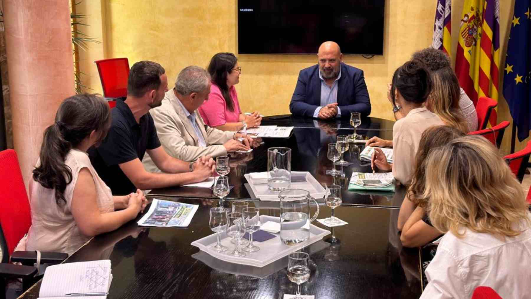 Imagen de la reunión del alcalde de Palma, Jaime Martínez, con los comerciantes de la calle Unión.