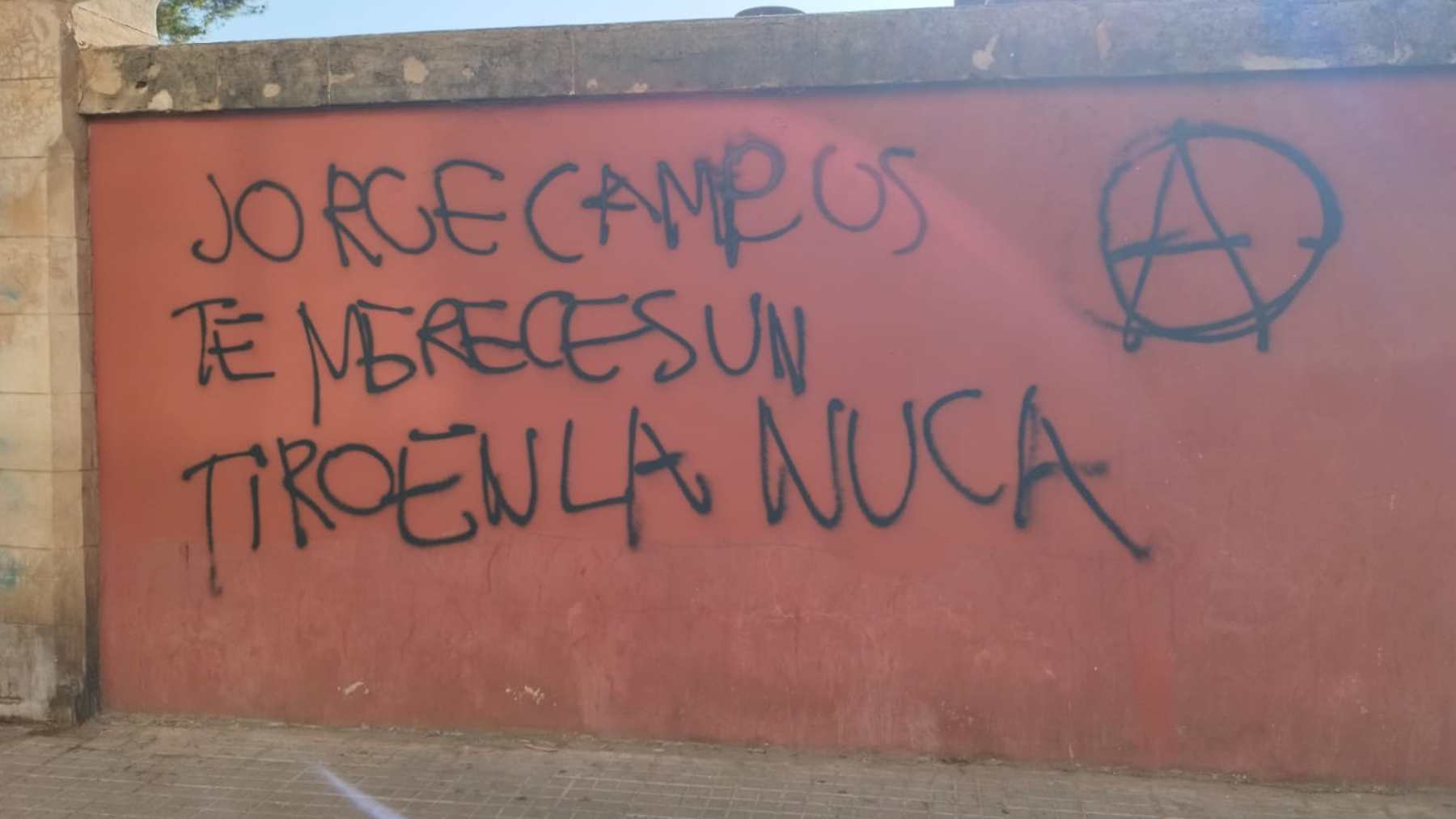 Pintadas amenazantes contra Jorge Campos (Vox) cerca de su domicilio en Palma.