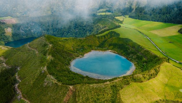 Dos lagos sobre un cráter: el lugar más impresionante que vas a visitar en tu vida