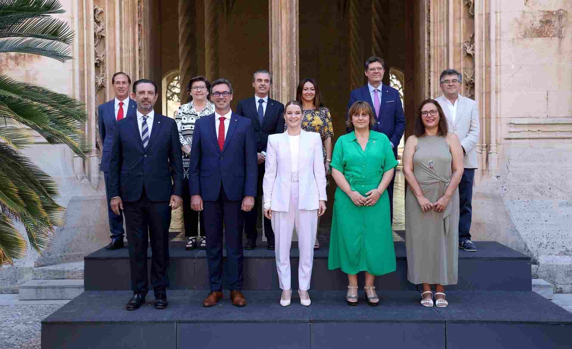 Marga Prohens, junto al vicepresidente y el resto de consellers en la Llotja de Palma. ISAAC BUJ-EUROPA PRESS