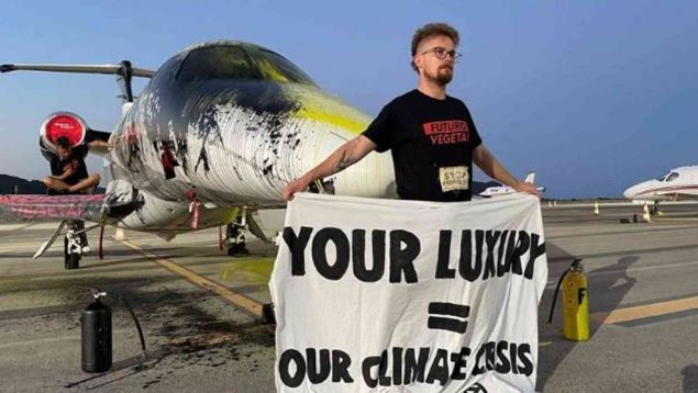 Detenidos tres activistas de Futuro Vegetal tras rociar con pintura un jet en el aeropuerto de Ibiza