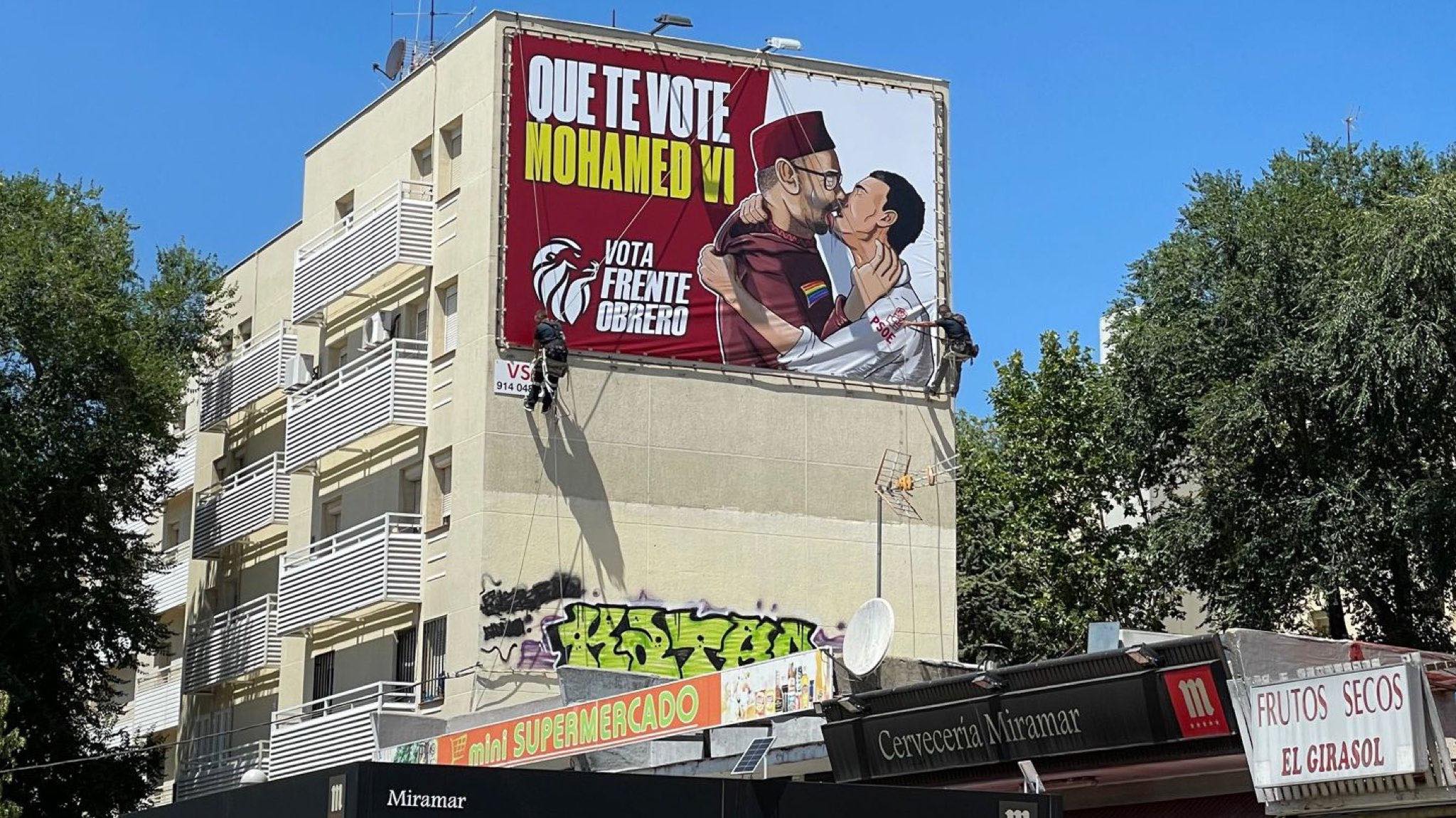 La lona de Pedro Sánchez y Mohamed Vl en la ciudad de Madrid.
