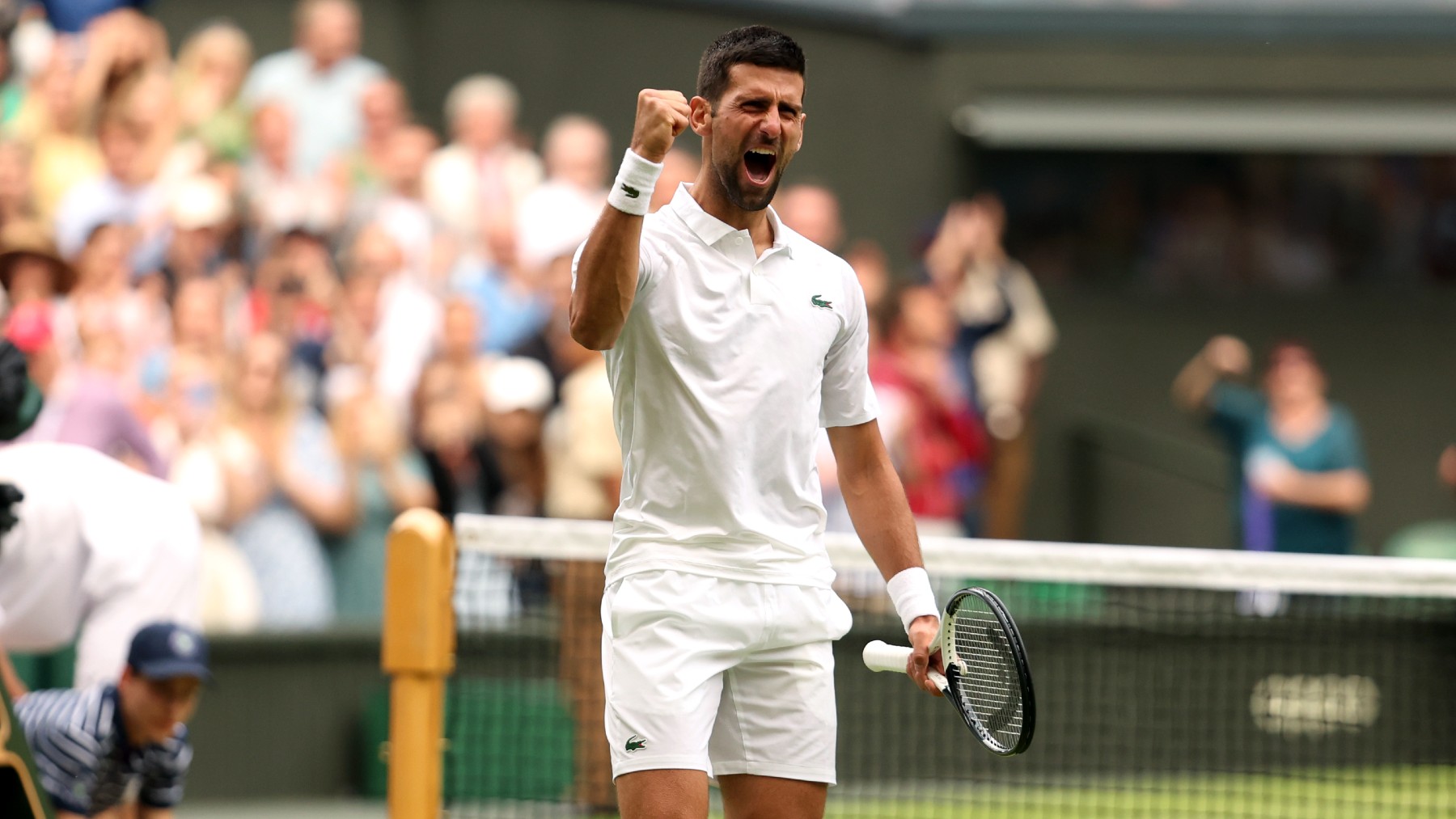 Novak Djokovic celebra un punto en Wimbledon. (Getty)