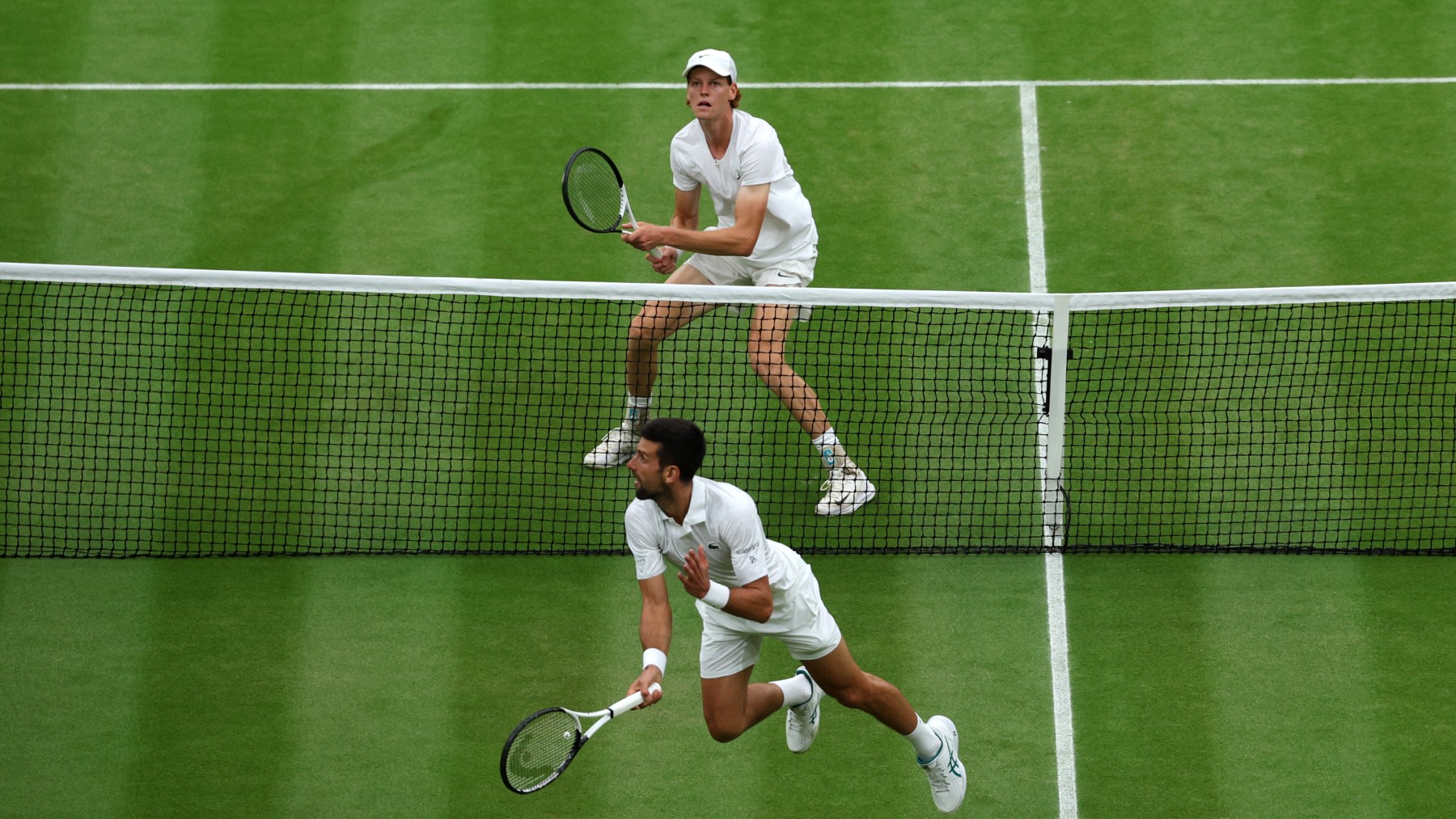Novak Djokovic y Jannik Sinner, en el partido de Wimbledon. (Getty)