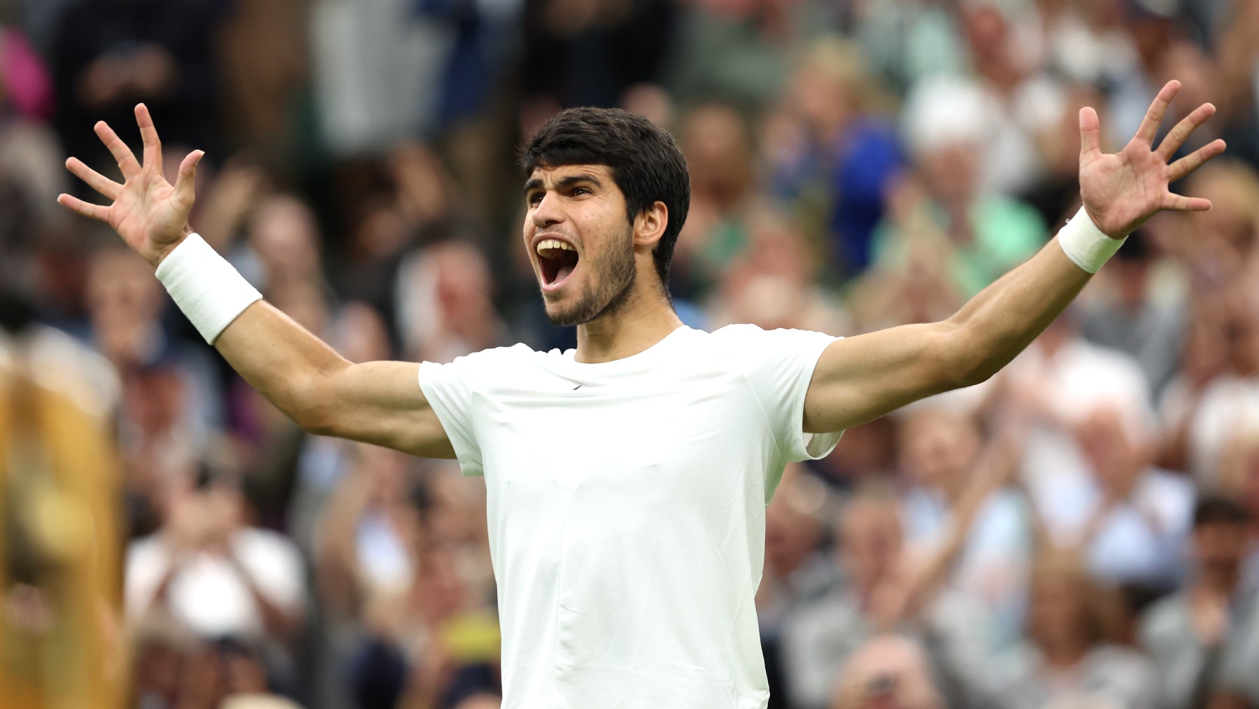 Alcaraz celebra su victoria en semifinales de Wimbledon. (Getty)
