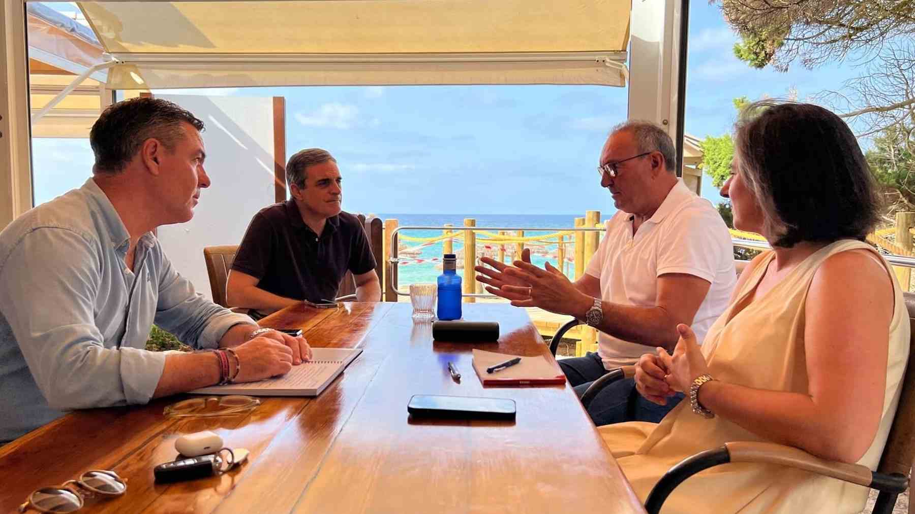 Reunión de los candidatos del PP al Senado, Miquel Jerez, y al Congreso, José Vicente Marí, con la plataforma de afectados.