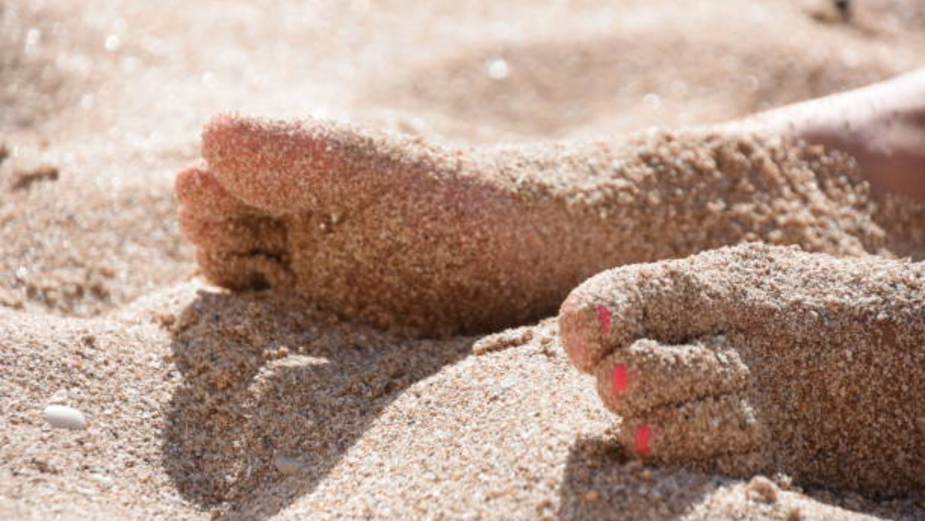 Descubre el producto que tienes en casa y que evitará que se te pegue la arena de la playa