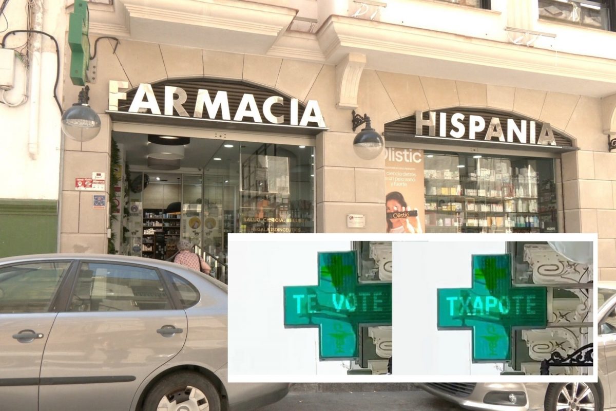 Un farmacéutico de Ceuta denuncia el jaqueo de su letrero con la frase ‘Que te vote Txapote’.