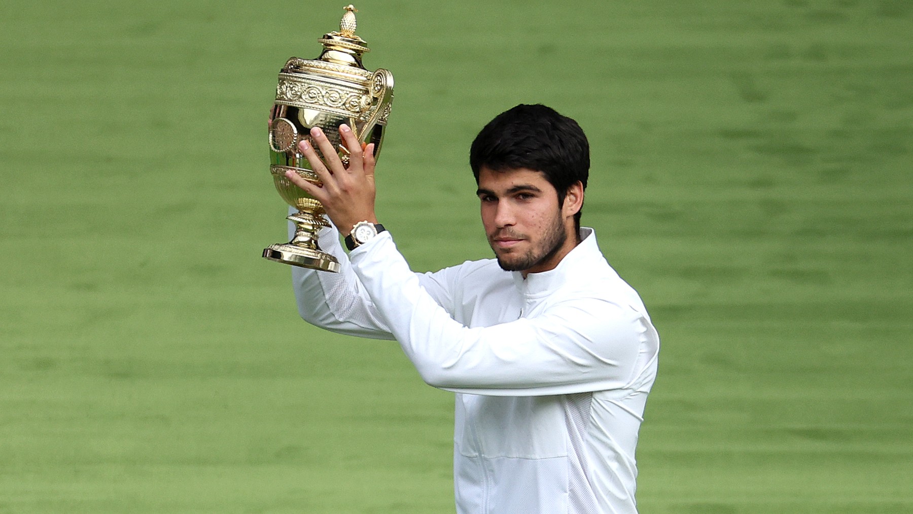 Alcaraz con el trofeo de Wimbledon. (Getty)