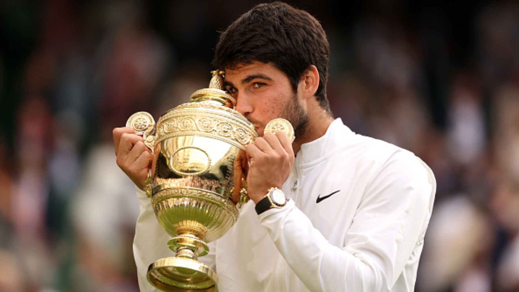 Alcaraz con la copa de Wimbledon. (Getty)