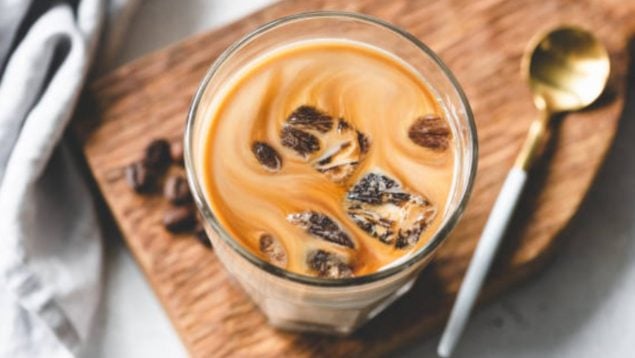 El aviso que llega a las cafeterías de España: lo que está pasando cuando pides un café con hielo