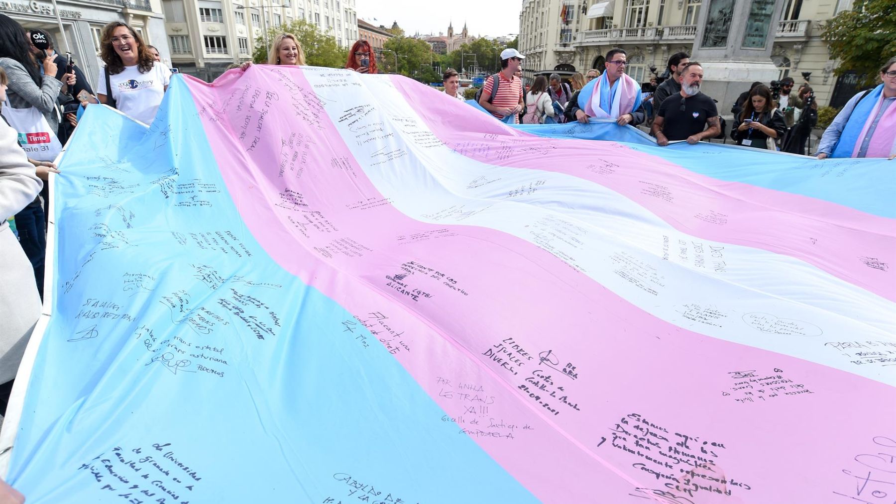 Varias personas sostienen la bandera trans. (Europa Press)