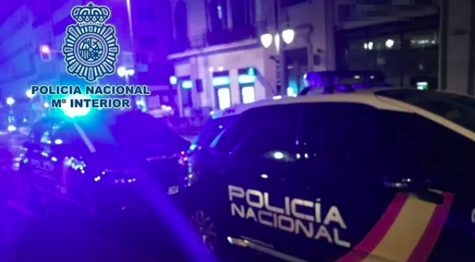 Policías patrullando de noche en Madrid