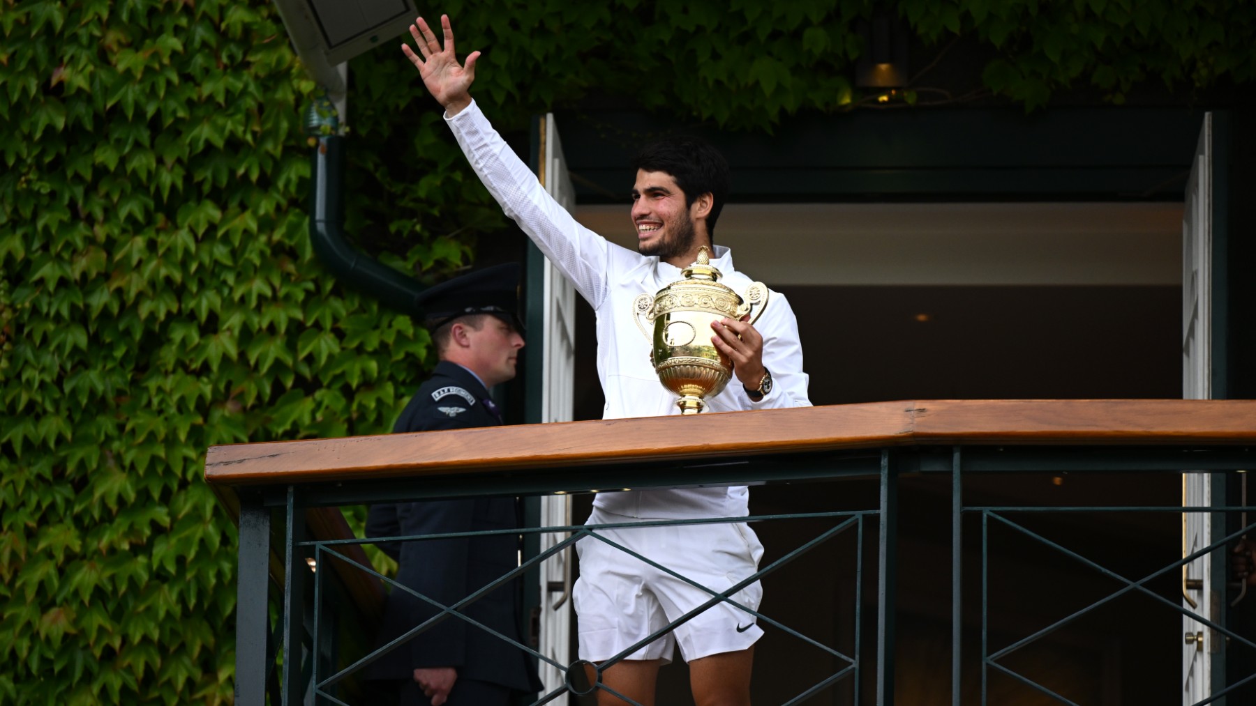 Carlos Alcaraz, con el título de campeón de Wimbledon. (Getty)