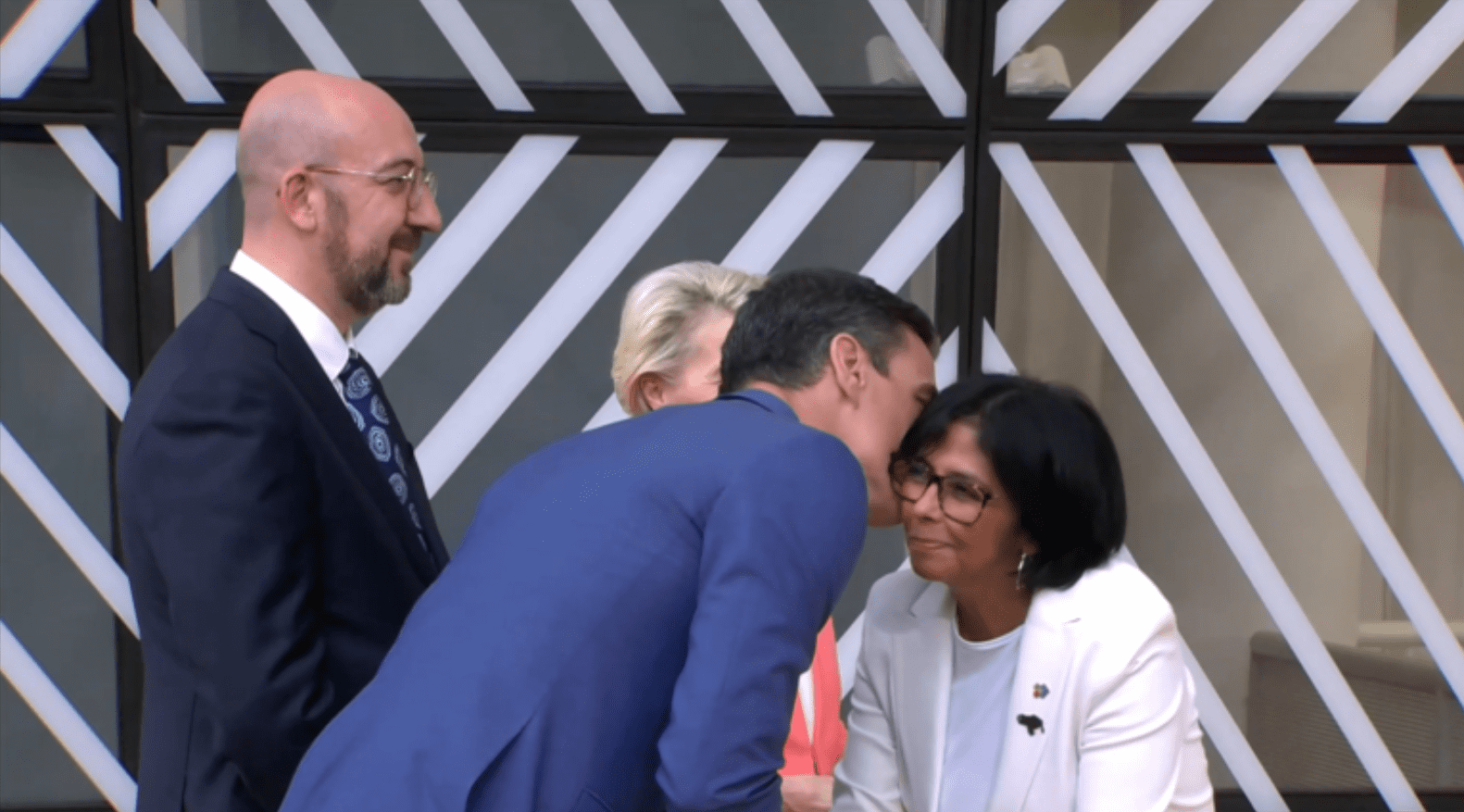 Pedro Sánchez besa para saludar a Delcy Rodríguez