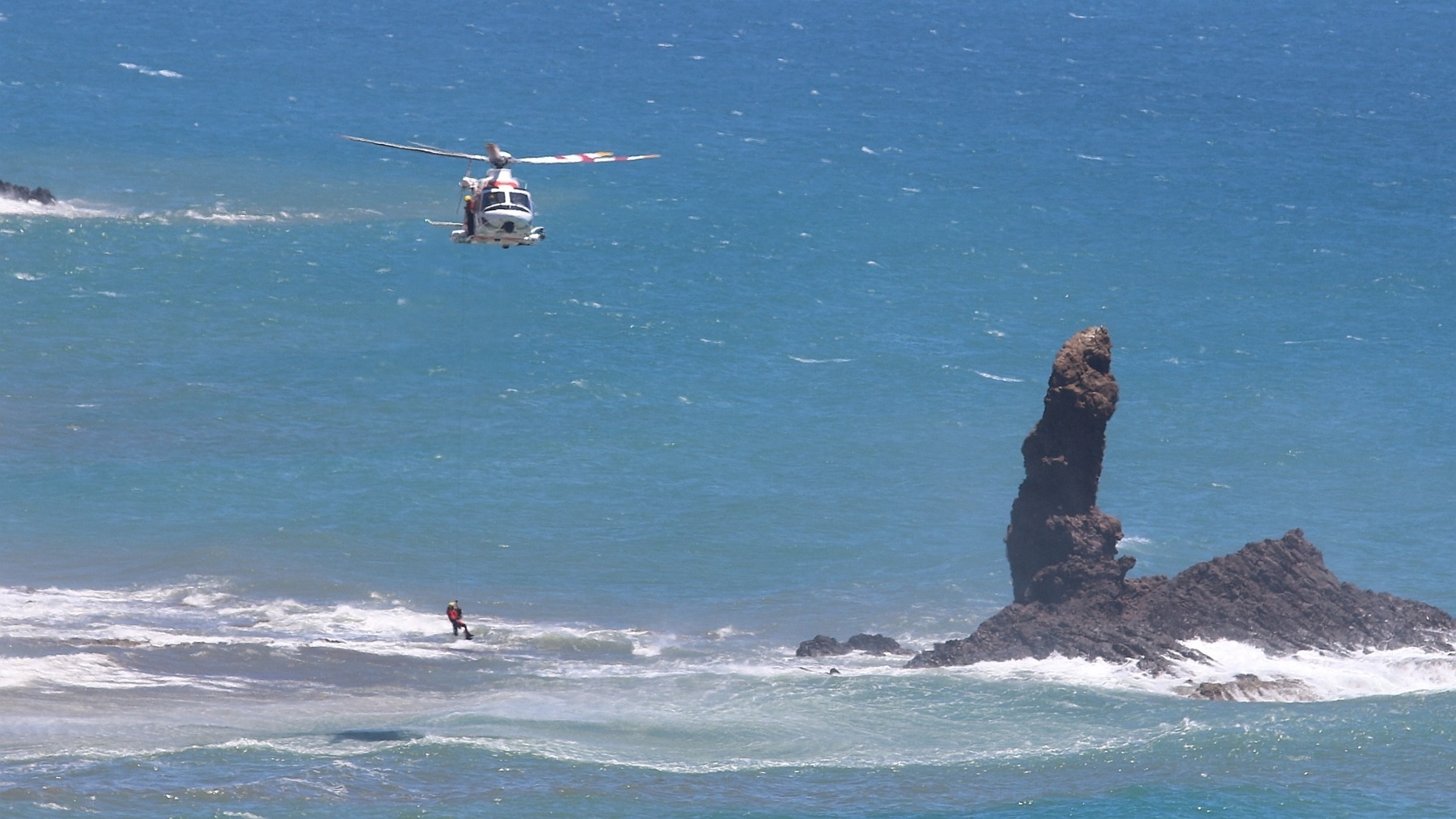 Un helicóptero de de Salvamento Marítimo sobrevuela aguas de Almería (EUROPA PRESS).