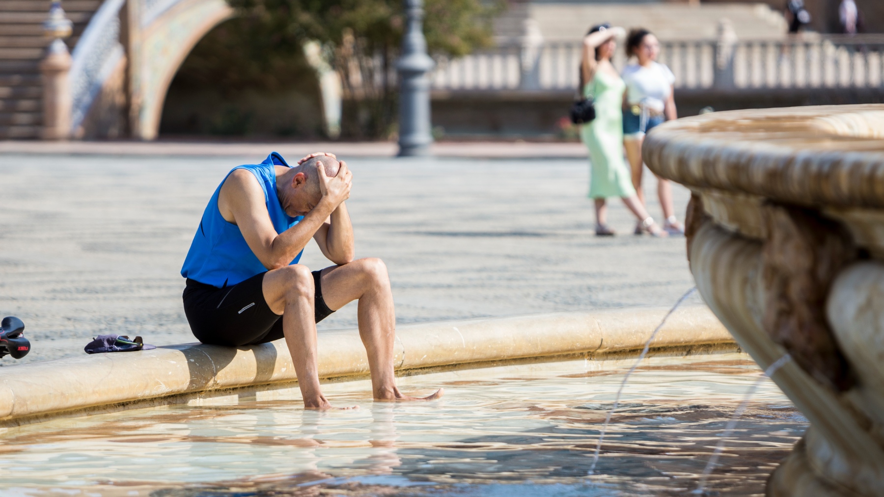 Un hombre se refresca en la fuente central de Plaza de España, en Sevilla, durante una ola de calor (DPA).