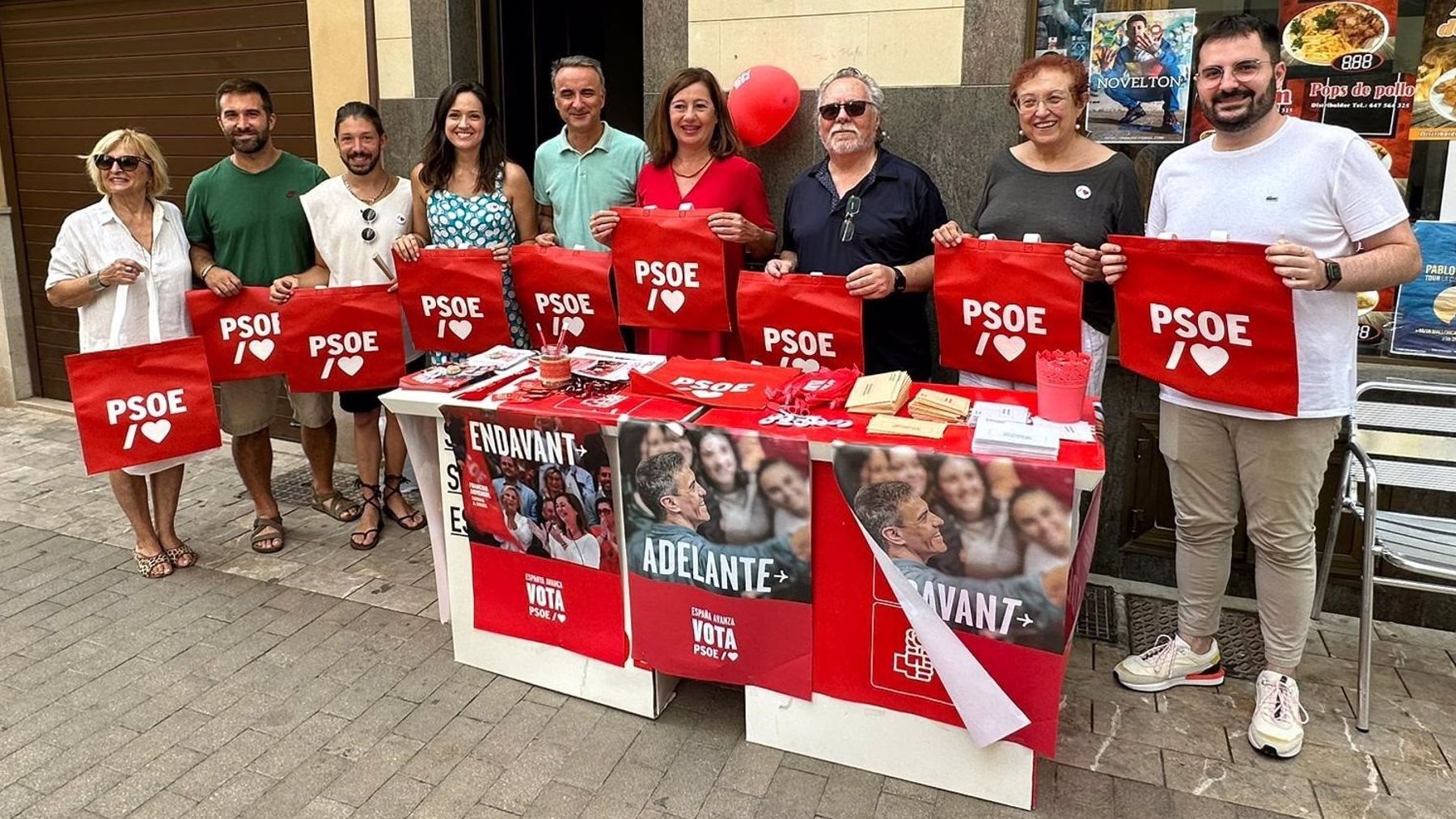 Armengol en la mesa informativa del PSOE en Manacor.