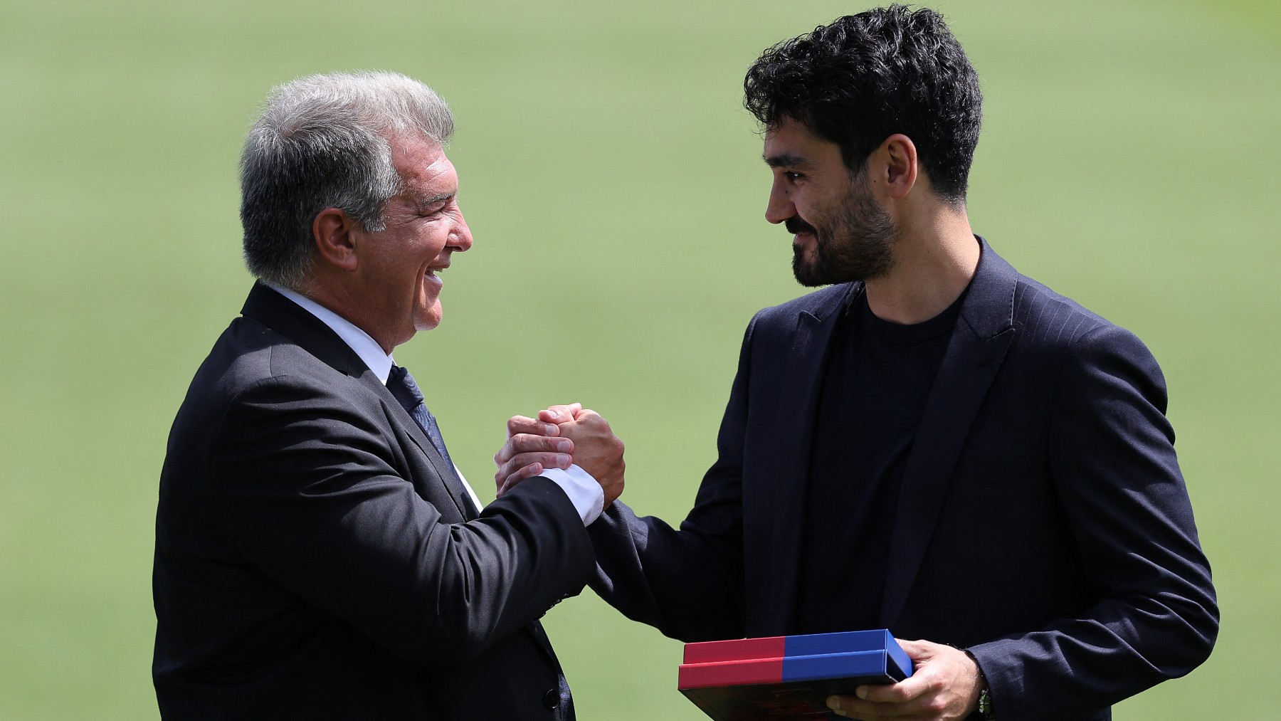 Laporta y Gündogan en la presentación del jugador. (AFP)