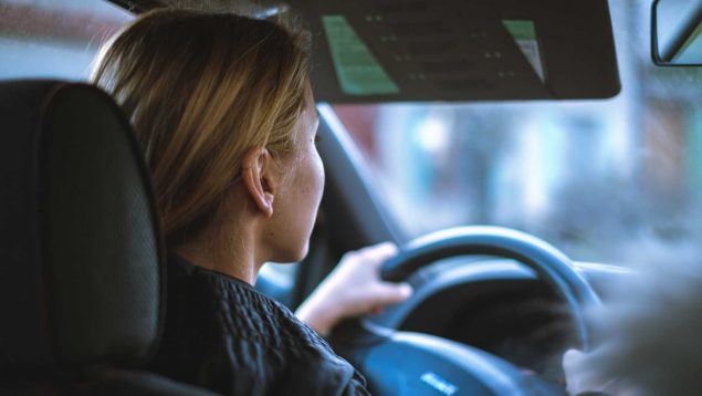 Vas a alucinar con la nueva multa: te puede costar 200 euros si aparcas tu coche así