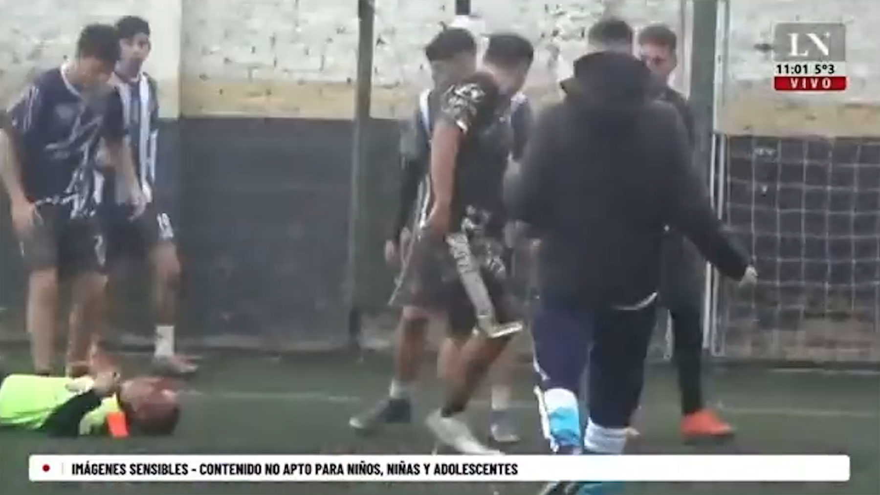 Un futbolista agrede brutalmente a un árbitro en Argentina después de ordenar su expulsión