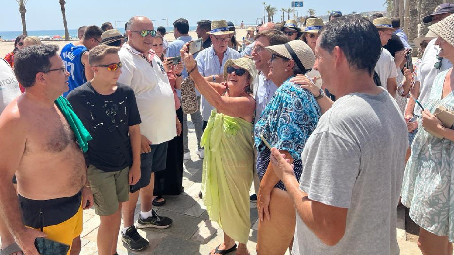 Almeida se da un baño de masas en el ‘verano azul’ electoral del PP en Playa San Juan