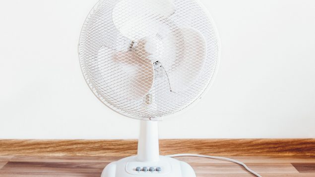Este es el lugar de la habitación donde tienes que colocar el ventilador para dormir fresco