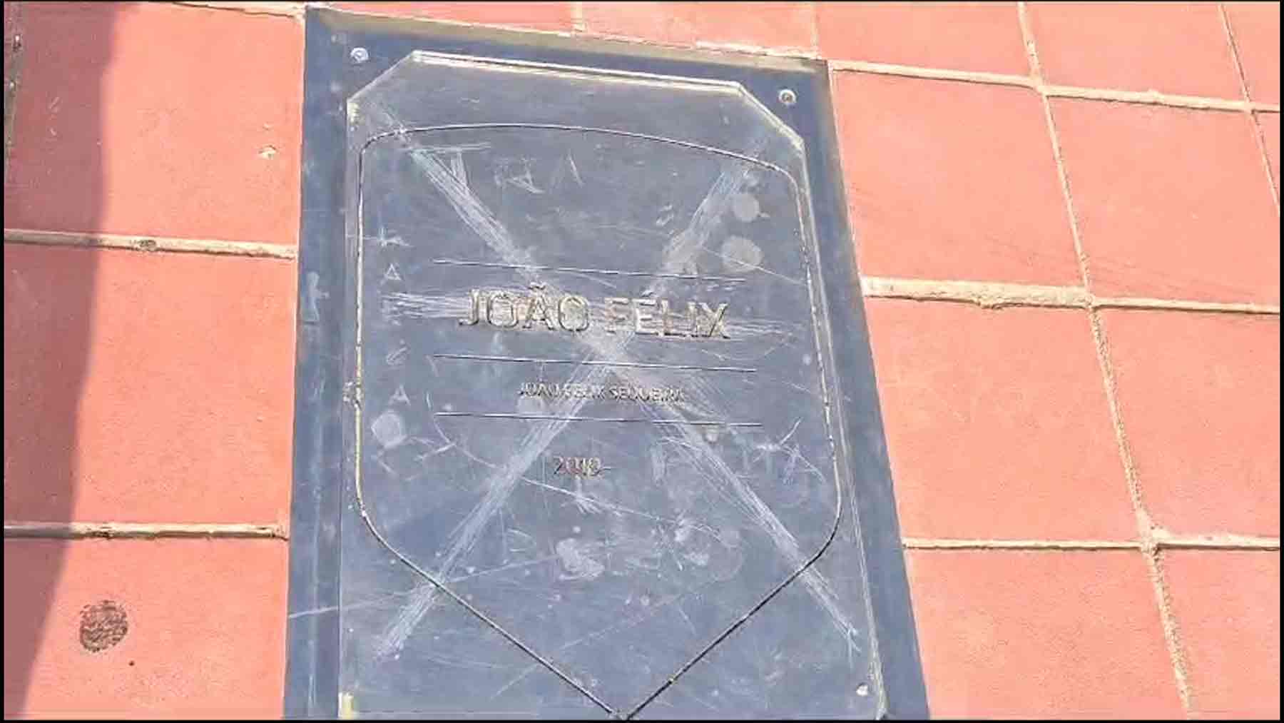 La placa de Joao Félix en el Metropolitano.
