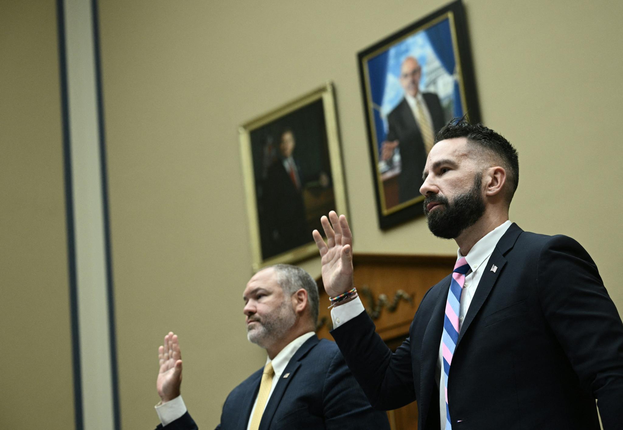 Gary Shapley (I) y Joseph Ziegler (D) prestan juramento en el Congreso de EEUU