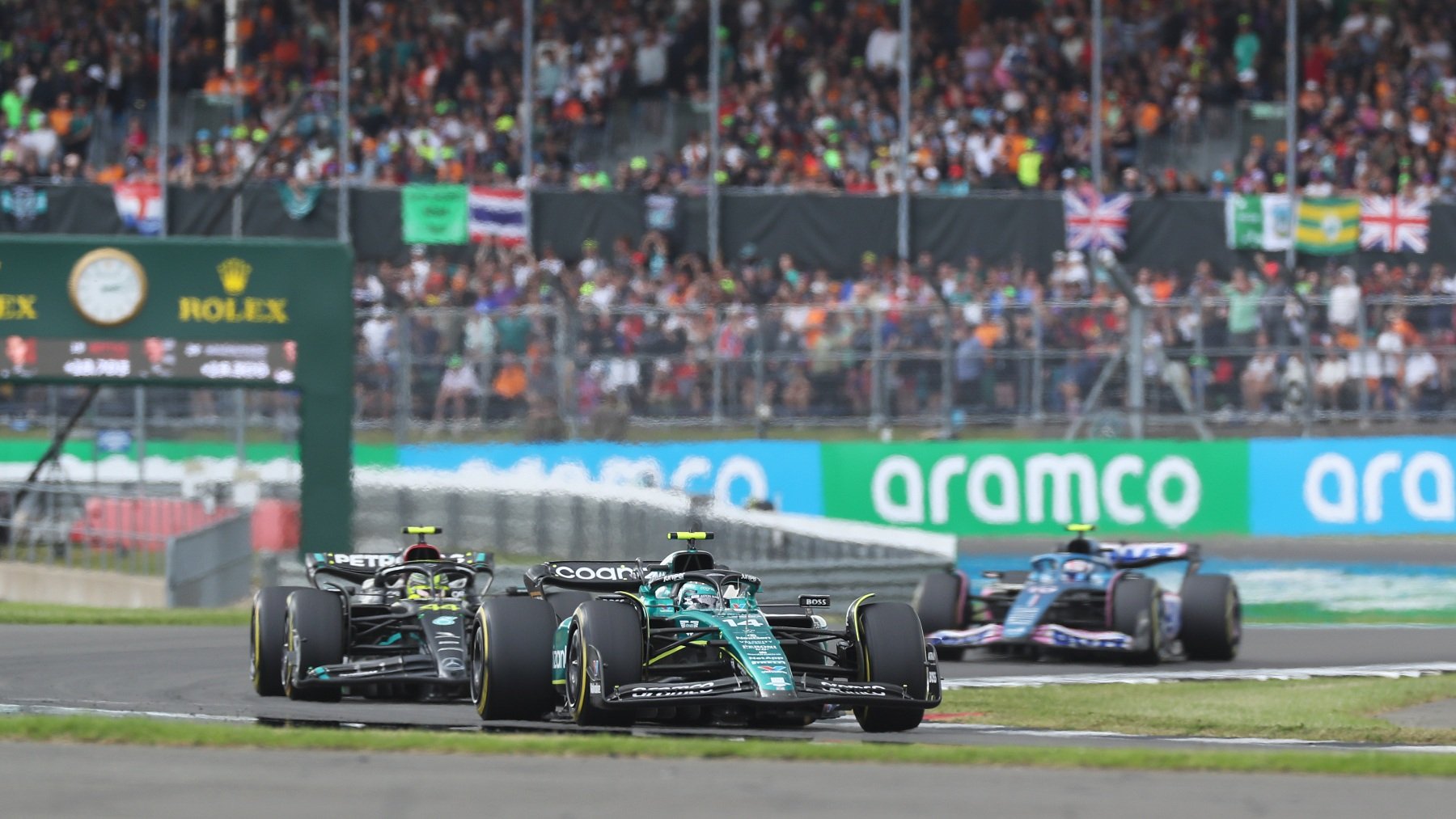 Fernando Alonso delante de un Mercedes y un Alpine en Silverstone. (Getty)