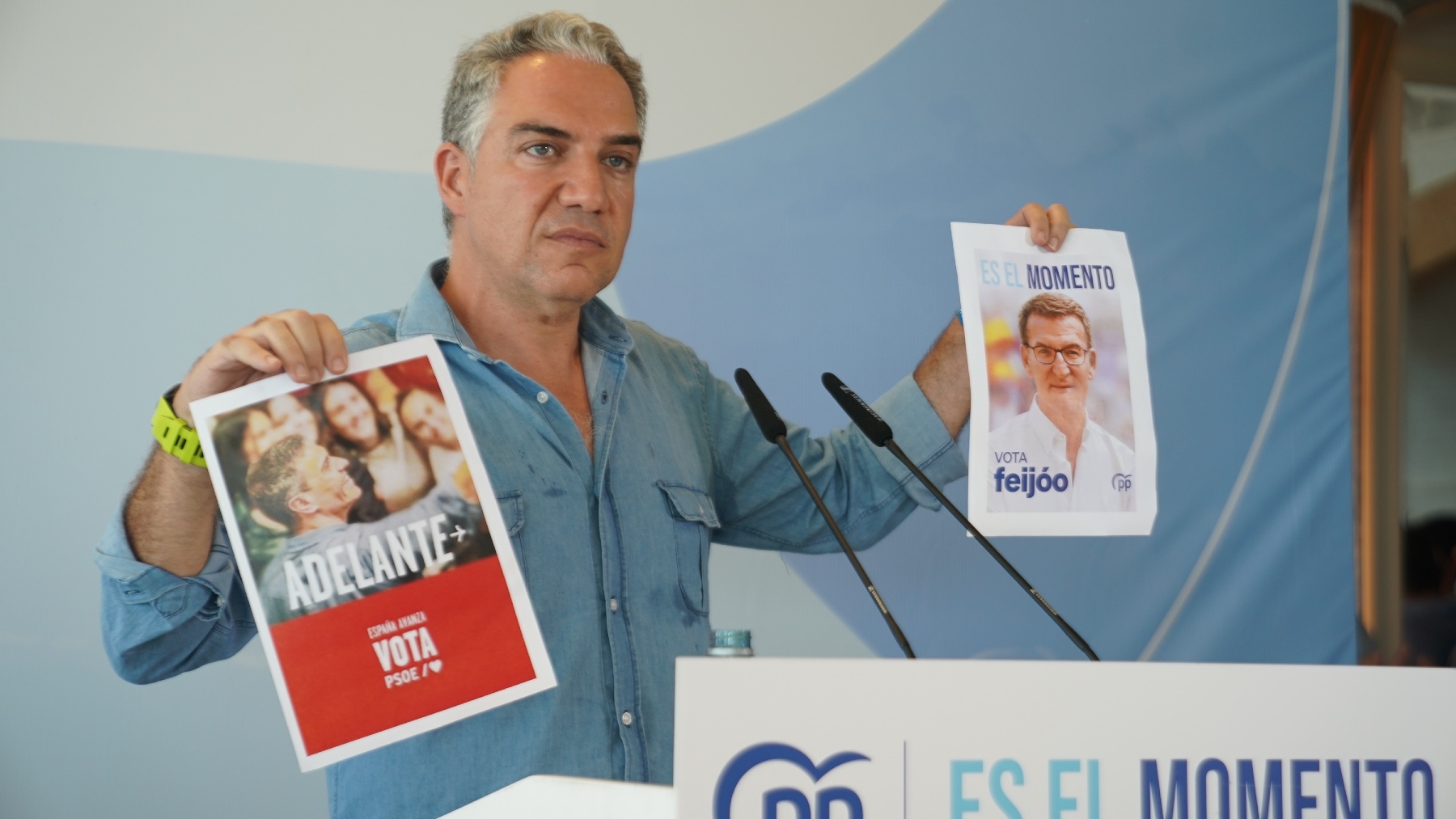 Elias Bendodo sostiene los carteles electorales de Sánchez y Feijóo en un acto en Marbella (PP).
