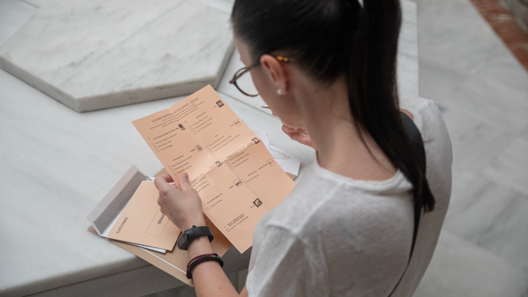 Una mujer votando por correo las elecciones del 23J un día antes de que se acabe el plazo. (Fuente: Europa Press)