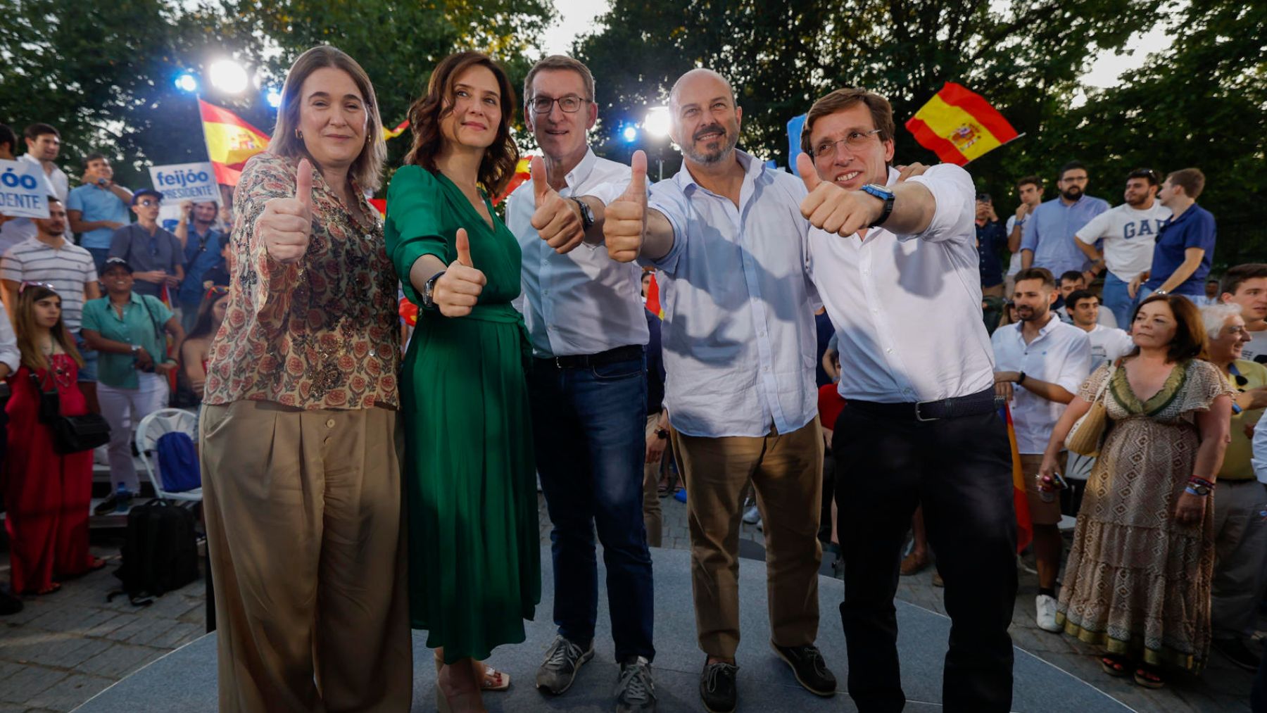 Feijóo arropado por Ayuso, Almeida, Pedro Rollán y Marta Rivera. Foto: EFE